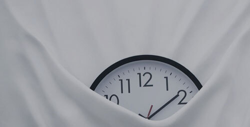 horloge envellopé dans un drap blanc