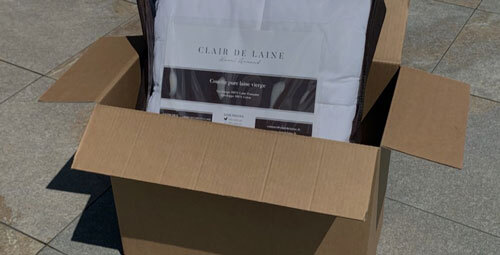 carton ouvert avec couette claire de laine emballé