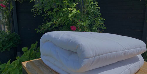 couette pliée sur une table dans un jardin